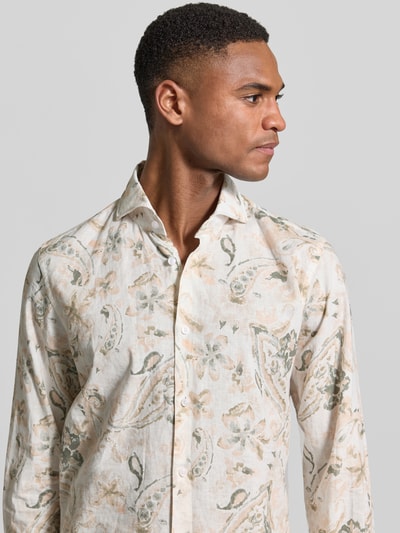 Männermodel trägt Slim Fit Business-Hemd aus Leinen-Mix Modell 'Pai' von JOOP! Collection mit floralen Mustern, Nahaufnahme Oberkörper.