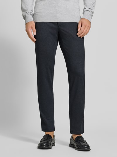 Männermodel trägt dunkelblaue Tapered Fit Jogpants mit Viskose-Anteil Modell 'Phil' von Brax, Herren Weite Hose, Nahaufnahme Unterkörper.