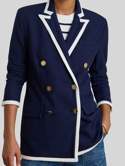 Frauenmodel trägt Regular Fit Longblazer aus Baumwoll-Mix von Lauren Ralph Lauren in Dunkelblau mit weißen Kontraststreifen, doppelreihige Knopfleiste, Reverskragen und Pattentaschen, unifarbene Optik und langen Ärmeln, Nahaufnahme Oberkörper.