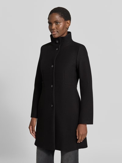 Frauenmodel trägt Mantel mit Woll-Anteil und Stehkragen von CINQUE in Schwarz mit gerader Passform, Knopfleiste, seitlichen Eingrifftaschen, Ganzkörperansicht von vorne. Material-Mix, Rückenlänge 92 cm, Schulterbreite 32 cm, Brustweite 45 cm, Ärmellänge 63 cm bei Größe 36.