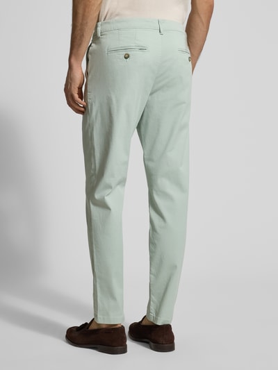 Mannelijk model draagt Slim Fit Chino aus Baumwoll-Mix van SELECTED HOMME in effen kleuren katoenmix, achterzakken, riemlussen, mid rise, ganzkörperansicht rückansicht.