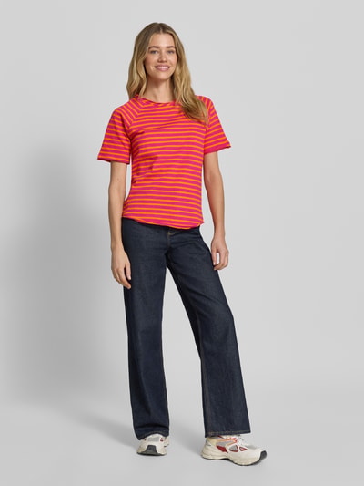 Frauenmodel trägt T-Shirt mit Rundhalsausschnitt und Rollsaum von Smith and Soul, rot mit Streifen, Reine Baumwolle, Gerader Schnitt, Ganzkörperansicht von vorne.