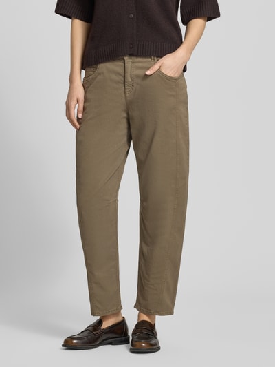 Kobiece modelka nosi Barrel Jeans im 5-Pocket-Design Modell 'MEGAN' od Brax, lyocell z bawełną, rozszerzany krój, kontrastowe szwy, brązowy odcień, szerokość w rozmiarze 36: 39 cm, długość nogawki wewnętrznej: 69 cm, zapięcie na guzik i zamek, widok całej sylwetki z przodu.