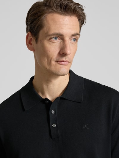 Männermodel trägt Regular Fit Poloshirt in Strick-Optik Modell 'Supima' von CK Calvin Klein aus reiner Baumwolle, Nahaufnahme Oberkörper