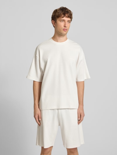 Männermodel trägt Relaxed Fit T-Shirt mit Strukturmuster von REVIEW aus Reine Baumwolle, Rundhalsausschnitt, Farbe Weiß, Ganzkörperansicht von vorne. Rückenlänge bei Größe M: 67 cm.