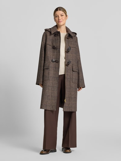 Modelka kobieca nosi Regular Fit Dufflecoat aus reiner Woll-Mix Modell 'MELODY' von Barbour, wzór w kratę, brązowe odcienie, matowa faktura, z przodu, widok całej sylwetki, budrysówka damska Barbour.
