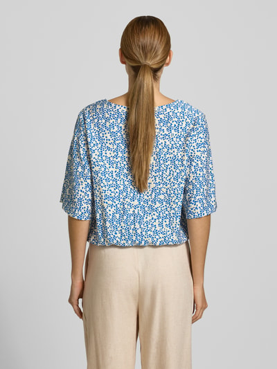 Frauenmodel trägt Relaxed Fit Blusentop aus Viskose-Mix von s.Oliver RED LABEL mit floralem Allover-Muster in Blau und Weiß, Rückansicht