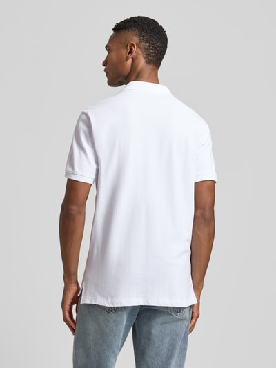 Männermodel trägt Slim Fit Poloshirt mit Label-Stitching von GAP in Weiß, Baumwoll-Elasthan-Mix, Rückenansicht, Ganzkörperansicht Rückansicht.