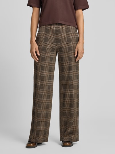 Frauenmodel trägt Wide Leg Weite Hose aus Viskose-Mix Modell 'NALEY' von SEDUCTIVE, braunes Karo-Muster, Damen Weite Hose, Nahaufnahme Unterkörperansicht.