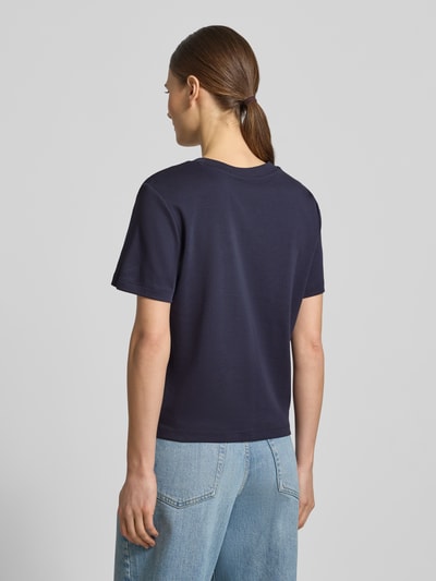 Vrouwenmodel draagt Regular Fit T-Shirt aus reiner Baumwolle van s.Oliver RED LABEL in donkerblauw, cropped lengte, korte mouw, jersey katoen, rugaanzicht volledige lichaamsopname.