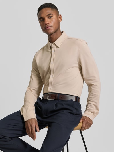 Männermodel trägt Slim Fit Freizeithemd mit Kentkragen Modell 'Roni' von CINQUE, beigefarbener Baumwoll-Mix, Nahaufnahme Oberkörper.