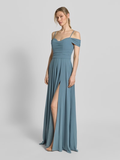 Frauenmodel trägt Maxikleid im Off-Shoulder-Look mit Gehschlitz von Mascara in Blau, A-Linie und Drapierungen, Ganzkörperansicht von vorne. Rückenlänge bei Größe 36: 128 cm, Brustweite bei Größe 36: 33 cm.