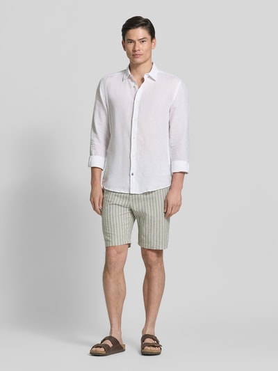 Männermodel trägt Shorts aus Leinen-Baumwoll-Mix mit Tunnelzug von MCNEAL im Allover-Look, Regular-Fit, Ganzkörperansicht von vorne, Bundweite 44 cm, Innenbeinlänge 23 cm bei Größe M.
