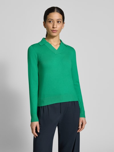 Vrouwenmodel draagt Regular Fit Longsleeve uit viscosemix met polokraag van Christian Berg Woman in groen, striklook, getailleerd, voorkant bovenlichaam close-up.