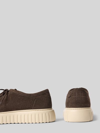 Produktfoto, Sneaker aus echt leer Modell 'Austin' van Antony Morato, heren sneaker met afgeronde pasvorm, geprofileerde zool, structuur bruin suede, hakhoogte maat 44: 5 cm, schachthoogte: 7 cm, schachtbreedte: 6 cm.