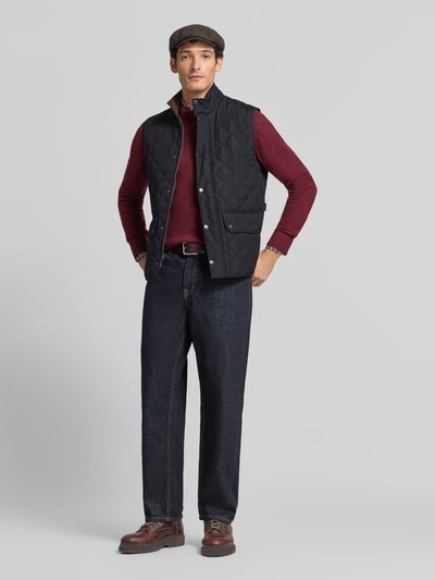 Männermodel trägt Slim Fit Weste mit Logo-Stitching Modell 'NEW LOWERDALE' von Barbour in Dunkelblau, Herren Weste, Ganzkörperansicht von vorne.