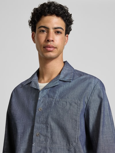 Männermodel trägt Relaxed Fit Hemdjacke in Denim-Optik Modell 'Marseille' van G-Star Raw, katoen, reverskraag, opgestikte zak, Nahaufnahme Oberkörper