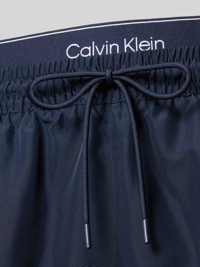 Produktfoto, Regular Fit Shorts mit integriertem Slip von Calvin Klein Underwear in Dunkelblau mit Logo-Stitching, elastischer Bund mit Tunnelzug