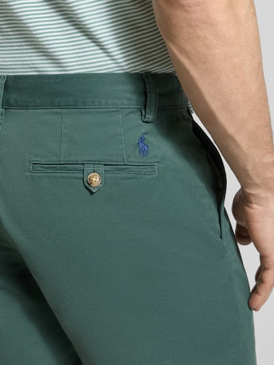 Männermodel trägt Straight Fit Chinoshorts aus Baumwoll-Mix von Polo Ralph Lauren, Optik: Unifarben, Logo-Detail, Nahaufnahme Rückansicht.