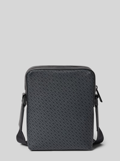 Produktfoto, Umhängetasche mit Allover-Muster Modell 'RAY_NM' von BOSS, rechteckig, B-Monogram, Reißverschluss, Label-Applikation, Hauptfach, Einschubfach, Reißverschlussfach, verstellbarer Schulterriemen, Optik:Allover-Muster, strukturierte Textur