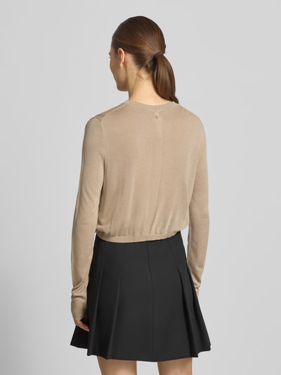 Frauenmodel trägt Slim Fit Strickjacke aus Viskose-Seiden-Mix Modell 'SESSIRY' von HUGO, Optik: Unifarben, Feinstrick, Ganzkörperansicht Rückansicht.