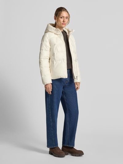Frauenmodel trägt Regular Fit Jacke mit Kapuze Modell 'Pepulina' von BOSS, unifarben, mit Reißverschluss, Ganzkörperansicht von vorne.