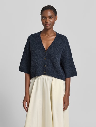 Vrouwenmodel draagt Strickjacke aus Alpaka-Mix mit Leinen-Anteil Modell 'Thora' van MOS MOSH, recht model, V-hals, knoopsluiting, 3/4-mouw, donkerblauw, zachte textuur, Ganzkörperaanzicht van voren.