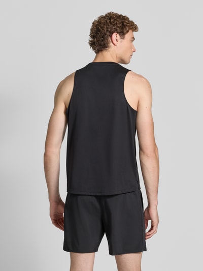 Mężczyzna model nosi Regular Fit Top mit Logo-Print Model 'Core' von ASICS TIGER, czarny kolor, okrągły dekolt, Długość tyłu w rozmiarze M: 68 cm, całkowity widok z tyłu.