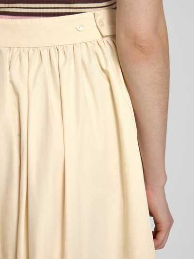 Vrouwenmodel draagt midirok met zijritssluiting model 'SALLY' van Topshop, puur katoen, A-lijn, bandwijdte maat 36: 35 cm, detailopname rechterzij.