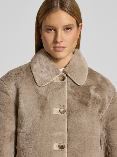 Vrouwenmodel draagt Regular Fit Webpelzjacke mit Umlegekragen model 'NEW CILO' van Selected Femme, look: effen, imitatiebont, knoopsluiting, lange mouw, platte kraag, steekzakken, rompzoom paspelnaad, materiaalverwerking: imitatiebont. Nahaufnahme bovenlichaam.