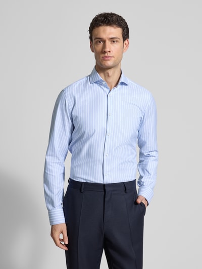 Männermodel trägt Regular Fit Freizeithemd aus reiner Baumwolle Modell 'H-Joe-SP-C1-261' von BOSS mit Streifenmuster, Nahaufnahme Oberkörper.