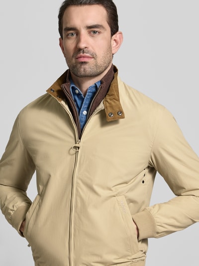 Männermodel trägt Regular Fit Blouson mit Stehkragen Modell 'Royston' von Barbour, Optik: Unifarben, Nahaufnahme Oberkörper.