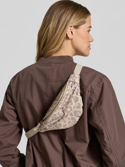Kobiece model prezentuje saszetka nerka STUDIO NOOS, model 'Puffy Mini Fanny Pack', detal z logo, wzór na całej powierzchni, główna przegroda z zamkiem błyskawicznym, szerokość w rozmiarze 1: 29 cm, długość w rozmiarze 1: 13 cm, głębokość w rozmiarze 1: 5 cm, długość paska na ramię w rozmiarze 1: 61 cm, widok całej sylwetki od tyłu.