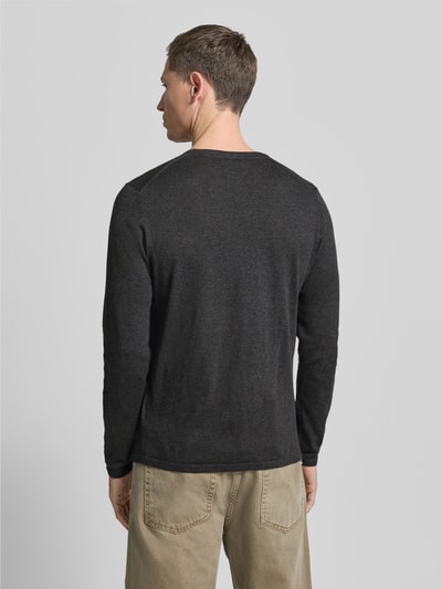 Męski model nosi Strickpullover mit Rundhalsausschnitt od Christian Berg Men, bawełna, regular fit, ciemnoszary, widok całej sylwetki od tyłu.