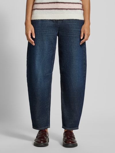 Kobieta nosi Barrel Jeans aus Baumwoll-Mix model 'MEGAN S' od Brax, ciemnoniebieski denim z wyraźną teksturą, widok z przodu, jeansy damskie od Brax