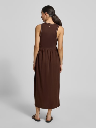 Frauenmodel trägt Midikleid mit Rundhalsausschnitt und Stitchings von Scotch & Soda, Reine Baumwolle, A-Linie, Rückenlänge 125 cm, Brustweite 37 cm, Ganzkörperansicht Rückansicht.