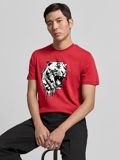 Männermodel trägt rotes T-Shirt mit Label-Detail von Antony Morato, Regular Fit, reine Baumwolle, mit Tiger-Print, Nahaufnahme Oberkörper.