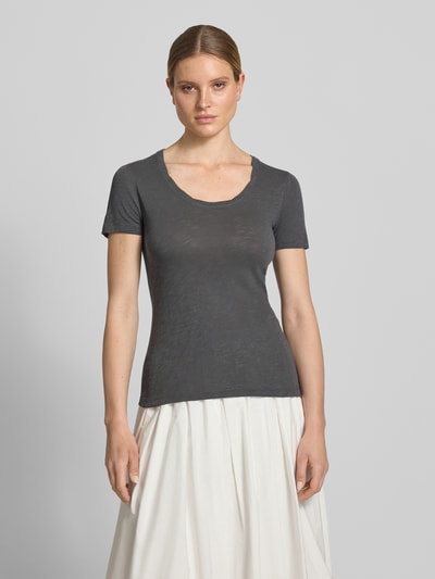 Kobiece modelka nosi Regular Fit T-Shirt aus reiner Baumwolle von Marc O'Polo, efekt: jednolity kolor, krój regular fit, okrągły dekolt, krótki rękaw, materiał: bawełna, widok całej sylwetki z przodu.