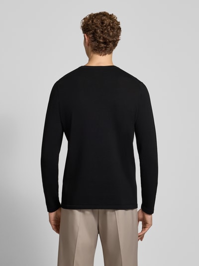 Männermodel trägt zwart Slim Fit shirt met lange mouwen van puur katoen met ronde hals, ribboordjes, ruglengte maat M 70 cm, mouwlengte maat M 70 cm, Slim Fit Langarmshirt reine Baumwolle van DRYKORN, ganzlichaamsaanzicht achteraan.