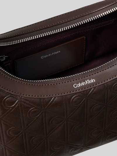 CK Calvin Klein Henkeltasche mit Allover-Logo-Prägung Dunkelbraun 3