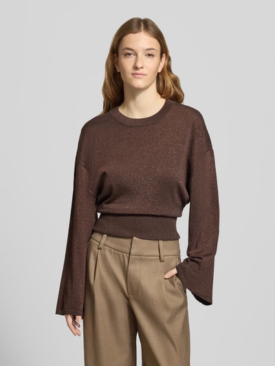 Frauenmodel trägt Regular Fit Pullover aus Viskose-Mix in Strick-Optik von Gina Tricot, braun, Rundhalsausschnitt, Nahaufnahme Oberkörper.