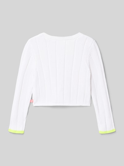 Mädchen trägt Regular Fit Cardigan mit Allover-Motiv-Stitching von BILLIEBLUSH aus reiner Baumwolle, Strick-Optik, langärmelig, Ganzkörperansicht Rückansicht.