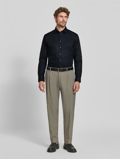Männermodel trägt Regular Fit Business-Hemd mit Kentkragen von Christian Berg Men in Dunkelblau, reine Baumwolle, Ganzkörperansicht von vorne.