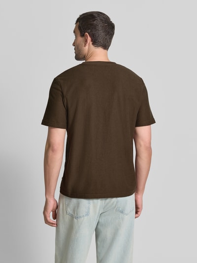 Mannenmodel draagt t-shirt met ronde hals Model 'ODIN' van Samsøe Samsøe in katoenmix, regular fit, ruglengte maat M 68 cm, volledig rugaanzicht