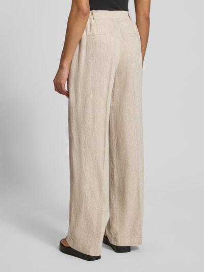 Vrouwenmodel draagt Leinenhose mit Eingrifftaschen Modell 'Pennie Ginia' van MSCH Copenhagen, beige, wide leg fit, detailopname achterkant.