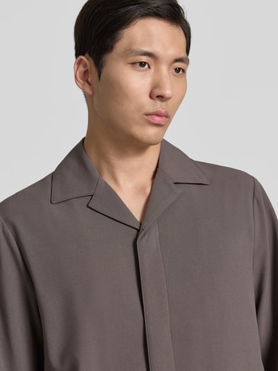 Männermodel trägt Relaxed Fit Hemdjacke mit Reverskragen von Lindbergh, Material-Mix mit Viskose-Anteil, Nahaufnahme Oberkörper.