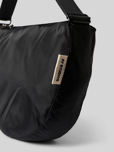 Produktfoto, schwarze Bauchtasche mit Logo-Detail von AY STUDIOS, glatte Textur, verstellbarer Schulterriemen, Reißverschlussfächer