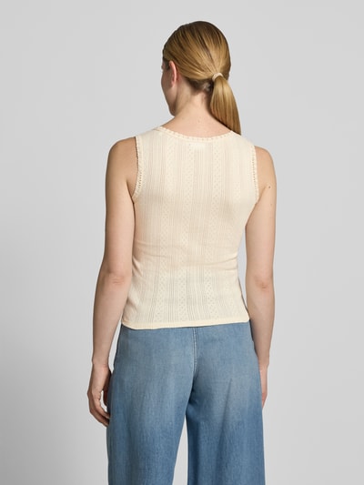 Vrouwenmodel draagt Trägertop met ronde hals en knoopsluiting van Jake*s Casual, puur katoen, slim fit, ruglengte maat S 52 cm, volledige lichaamsopname achteraan.