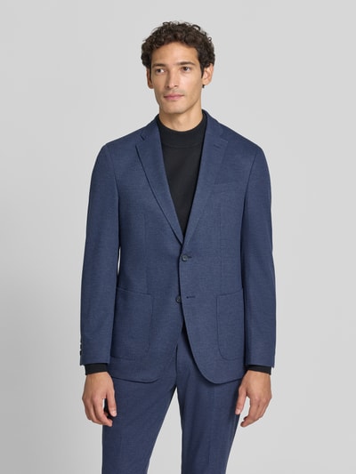 Männermodel trägt fein strukturiertes Slim Fit 2-Knopf-Sakko Modell 'Michel' von Pierre Cardin in Blau, Material-Mix, Ganzkörperansicht von vorne.