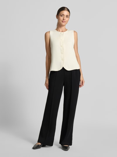Vrouwenmodel draagt Wide Leg Sweatpants uit viscosemix van Varley, met stretch, persplooien, elastische band, zwarte kleur, binnenbeenlengte maat S 78 cm, full body frontaal.